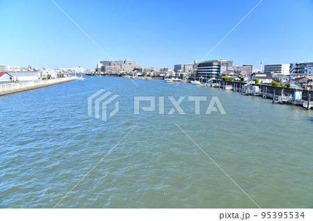 浦安橋/旧江戸川より上流方向を望む(千葉県浦安市)【2022.10】 浦安橋/旧江戸川より上流方向を望む(千葉県浦安市)【2022.10】 95395534