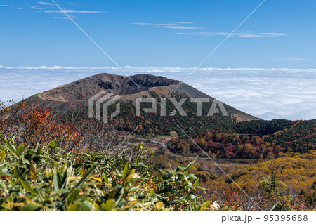 鎌沼-浄土平間の登山道から秋の吾妻小富士を見下ろす 鎌沼-浄土平間の登山道から秋の吾妻小富士を見下ろす 95395688