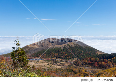 鎌沼－浄土平間の登山道から秋の吾妻小富士を見下ろす 95395690