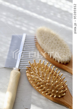 ペットのトリミングブラシセット　ペット用ケアブラシとコーム 95395932