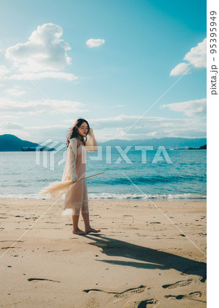 海辺で佇む女性の写真 海辺で佇む女性の写真 95395949