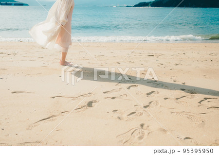海辺で佇む女性の写真 95395950
