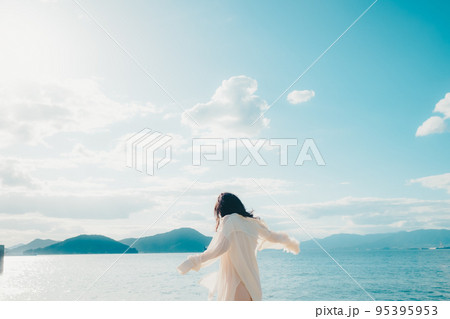 海辺で佇む女性の写真 95395953