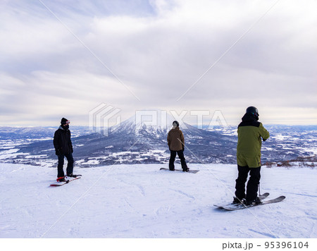 羊蹄山を背景にスノーボーダーとスキーヤー (北海道、ニセコ) 95396104