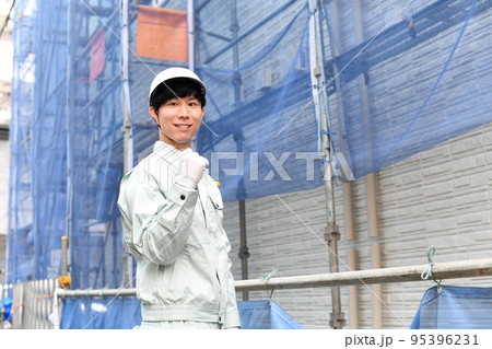 建築現場で働く若い男性作業員 建築現場で働く若い男性作業員 95396231