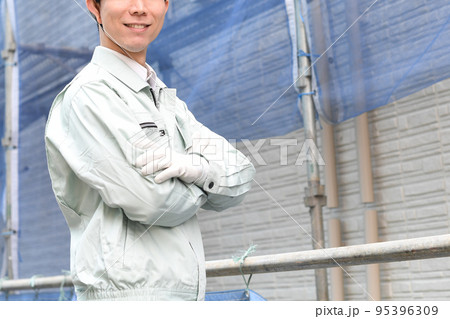建築現場で働く若い男性作業員 建築現場で働く若い男性作業員 95396309