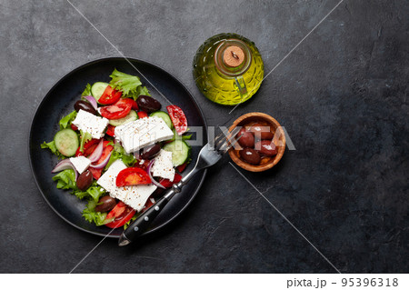 Greek salad with fresh vegetables and feta cheese 95396318