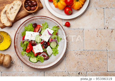 Greek salad with fresh vegetables and feta cheese 95396319