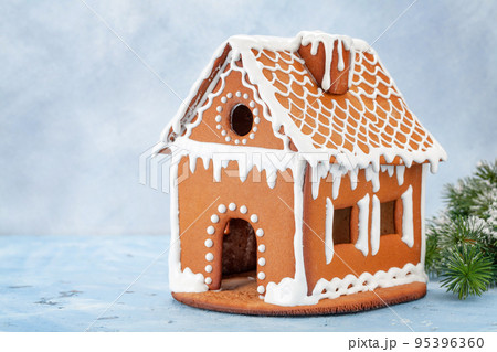 Christmas greeting card with gingerbread house 95396360