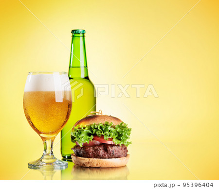 Draft beer glass, bottle and hamburger 95396404