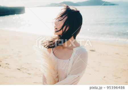 海辺で佇む女性の写真 海辺で佇む女性の写真 95396486