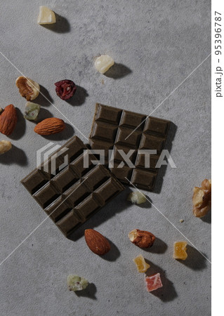 チョコレートとミックスナッツ 95396787