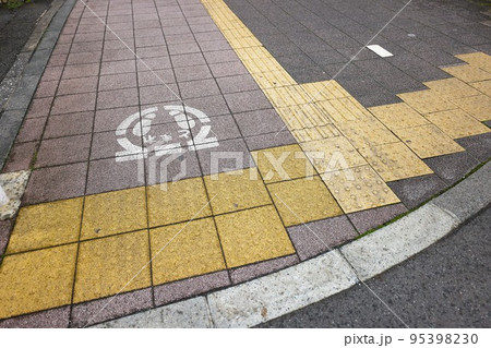雨上がり、小雨の降る街と点字ブロックと歩道 雨上がり、小雨の降る街と点字ブロックと歩道 95398230