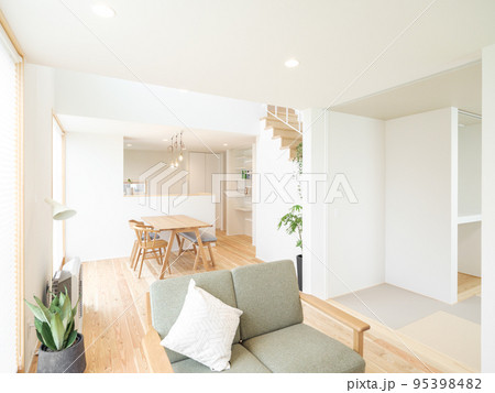 新築住宅の明るいリビング 95398482