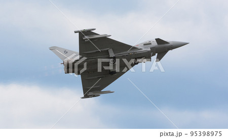 イタリア空軍ユーロファイターEF-2000離陸 95398975