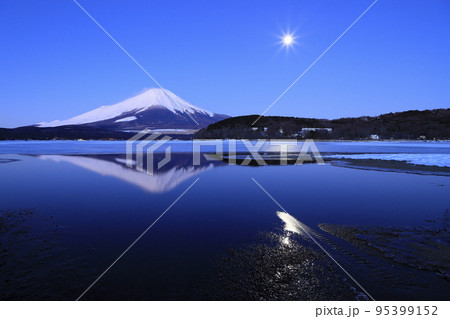 富士山と月　山梨県南都留郡山中湖にて 95399152