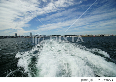 横須賀市　三笠桟橋を出港した風景 95399653