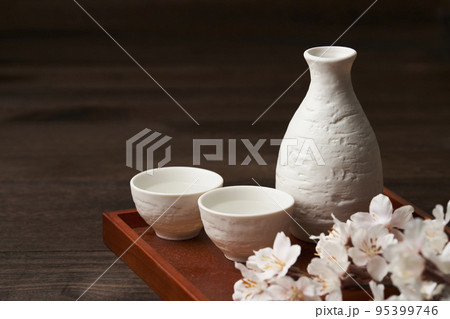 日本酒イメージ お花見 お猪口と徳利 日本酒イメージ お花見 お猪口と徳利 95399746