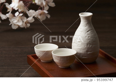 日本酒イメージ　お花見　お猪口と徳利 95399747