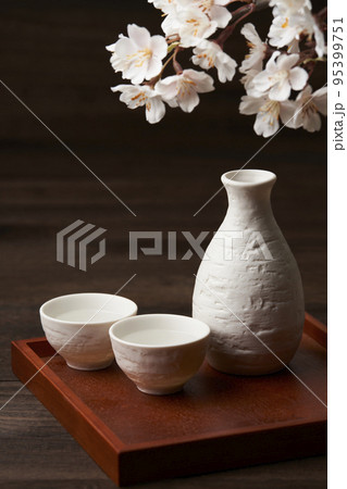 日本酒イメージ　お花見　お猪口と徳利 95399751