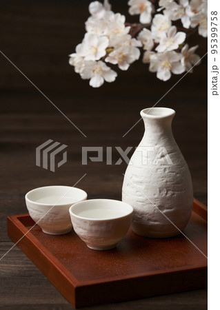 日本酒イメージ　お花見　お猪口と徳利 95399758