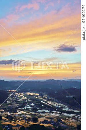 大分県玖珠町　伐株山から望む眺望　水田風景　 95400176