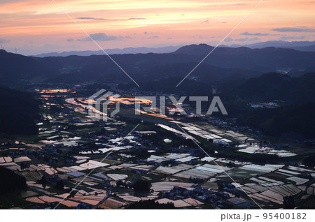 大分県玖珠町　伐株山から望む眺望　水田風景　 95400182