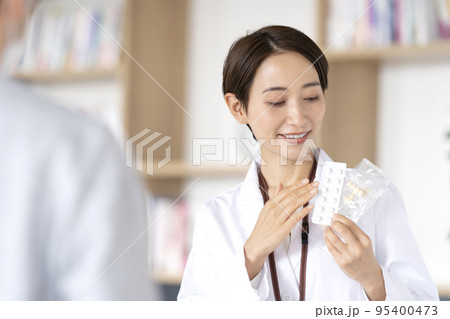 薬の服薬説明をする薬剤師 95400473