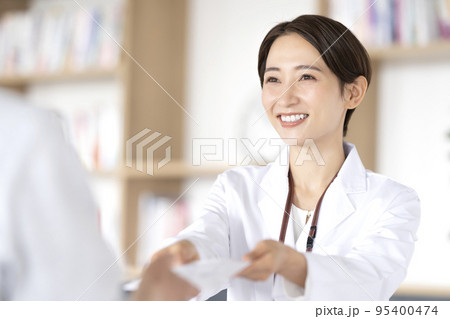 薬の服薬説明をする薬剤師 95400474