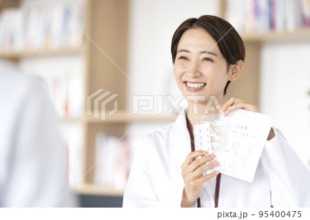 薬の服薬説明をする薬剤師 95400475