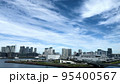 湾岸高層ビルと青空 95400567