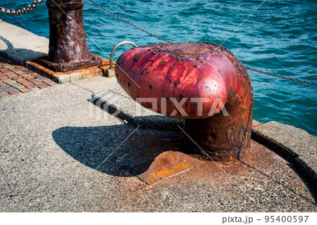 海岸沿いの係船用ボラード 95400597