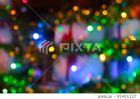 Blurred background, bright lights of the decorated city on the eve of Christmas and New Year. 95401127