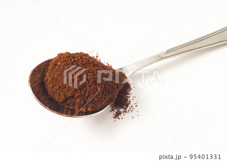 coffee powder on spoon 95401331