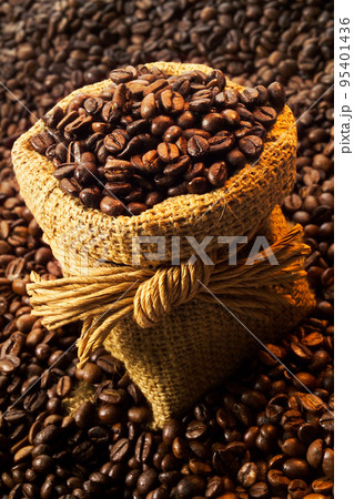 coffebeans in gunnysack 95401436