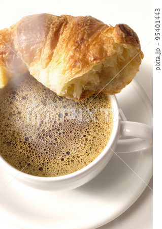 Croissant and coffee 95401443