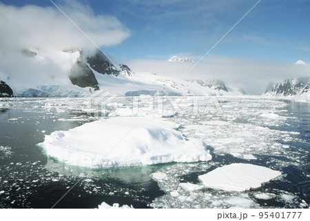 Mountains near paradise harbour 95401777
