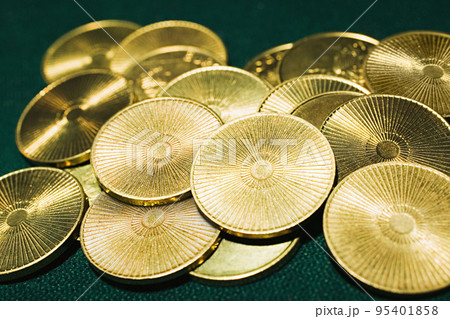 Pile of gold coins 95401858