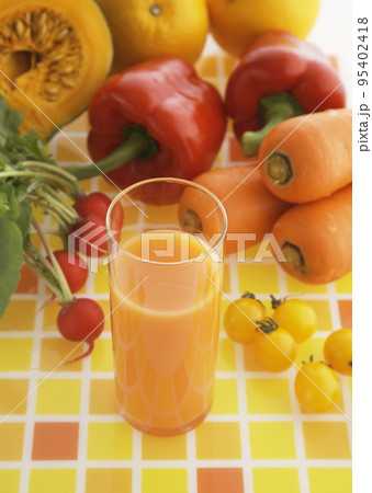 Glasses of fruit and vegetable juice with fruits Glasses of fruit and vegetable juice with fruits 95402418