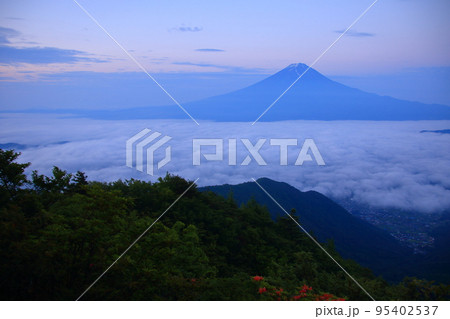 御坂山地から見る雲海に浮かぶ富士山 御坂山地から見る雲海に浮かぶ富士山 95402537
