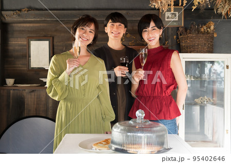 パーティーでグラス持つ3人 95402646