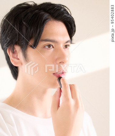セルフメイクをする若い男性　メンズビューティー　イメージ 95402883