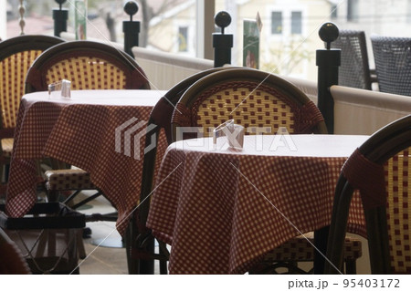 テーブル　レストラン 95403172