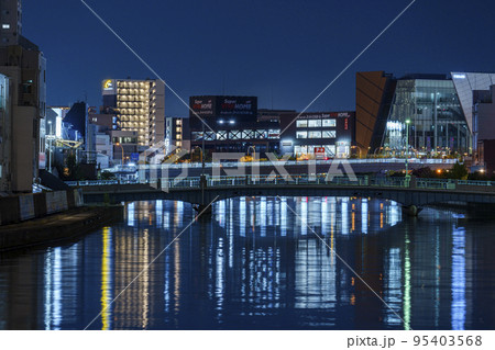 大阪　伯楽橋から千代崎橋方面の夜景 95403568