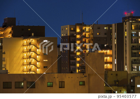 マンションの立ち並ぶ夜景【大阪市西区】 95403577