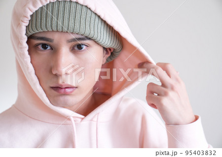 ニット帽を被ったかっこいい男性のポートレート 95403832