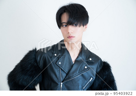 かっこいい男性ファッションポートレート　韓国　アイドル 95403922