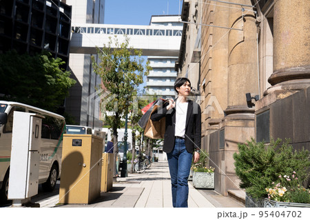 神戸でショッピングをする若い男性 95404702