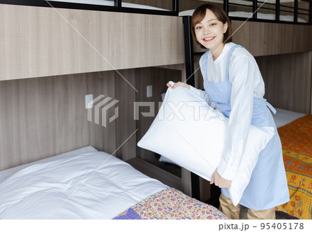 ベッドメイクをする可愛い女性 ベッドメイクをする可愛い女性 95405178