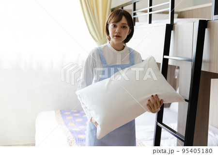 ベッドメイクをする可愛い女性 ベッドメイクをする可愛い女性 95405180